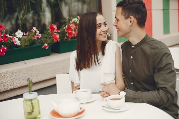 Hermosa pareja pasa tiempo en una ciudad de verano.