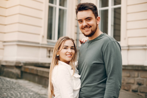 Hermosa pareja pasa tiempo en una ciudad de verano.