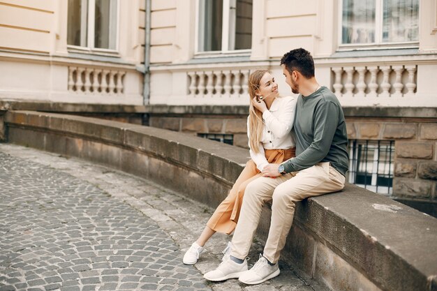 Hermosa pareja pasa tiempo en una ciudad de verano.