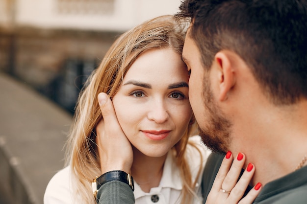 Hermosa pareja pasa tiempo en una ciudad de verano.