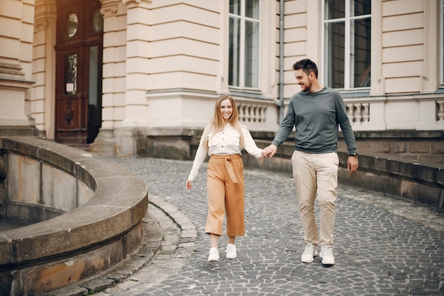 Hermosa pareja pasa tiempo en una ciudad de verano.