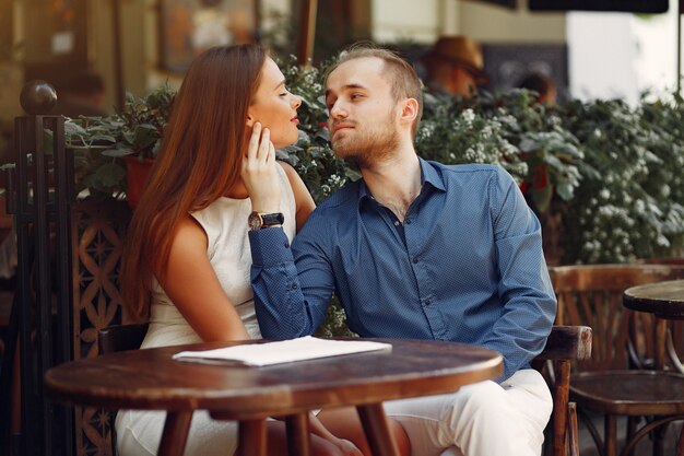 Hermosa pareja pasa tiempo en una ciudad de verano