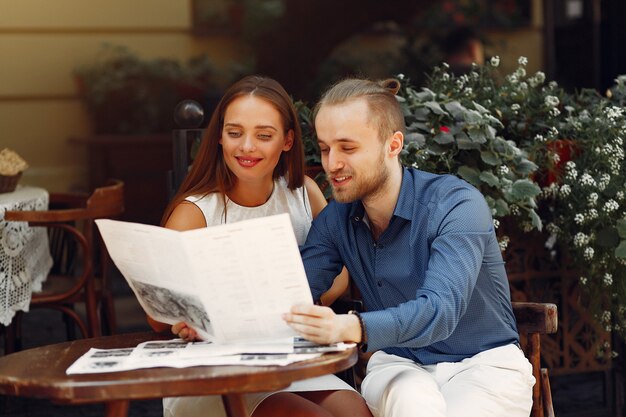 Hermosa pareja pasa tiempo en una ciudad de verano