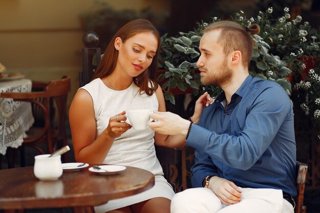 Hermosa pareja pasa tiempo en una ciudad de verano