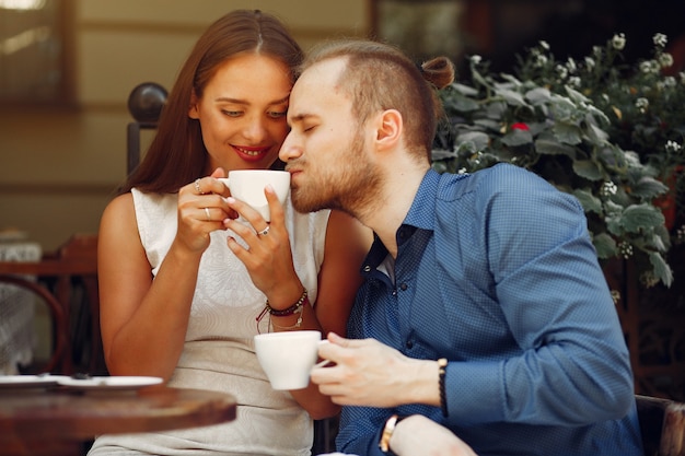 Foto gratuita hermosa pareja pasa tiempo en una ciudad de verano