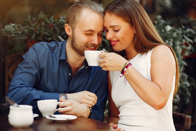 Hermosa pareja pasa tiempo en una ciudad de verano