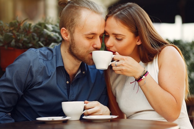 Hermosa pareja pasa tiempo en una ciudad de verano