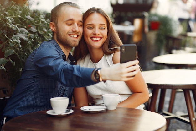 Hermosa pareja pasa tiempo en una ciudad de verano