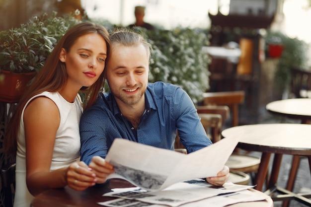 Hermosa pareja pasa tiempo en una ciudad de verano