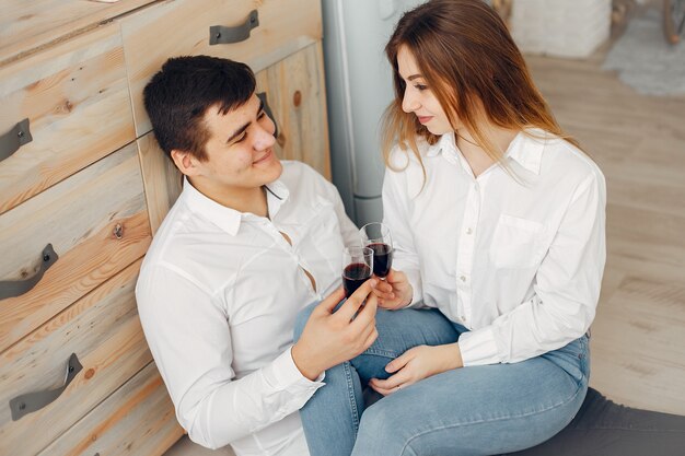 Hermosa pareja pasa tiempo en la cocina.