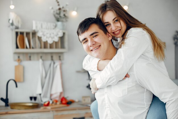 Hermosa pareja pasa tiempo en la cocina.