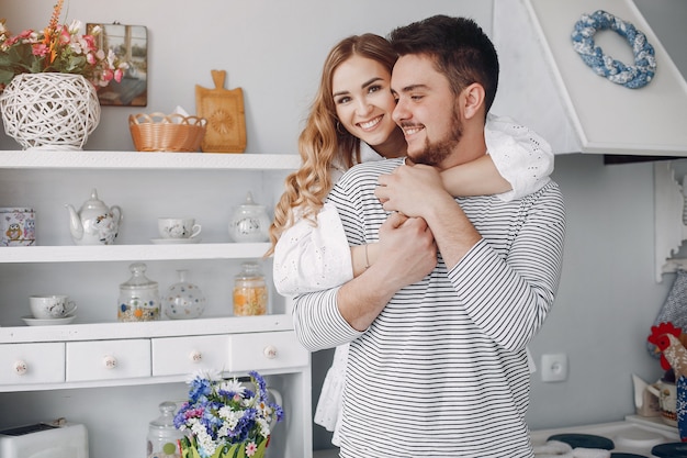 Hermosa pareja pasa tiempo en la cocina.