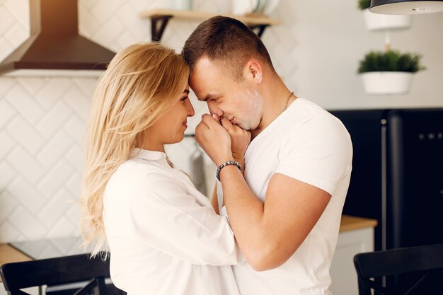 Hermosa pareja pasa tiempo en la cocina.