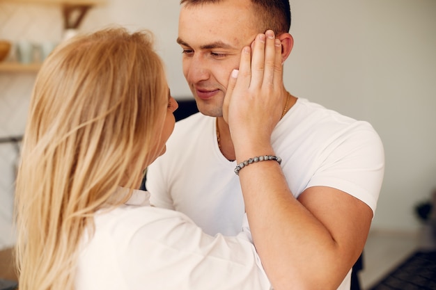 Foto gratuita hermosa pareja pasa tiempo en la cocina.