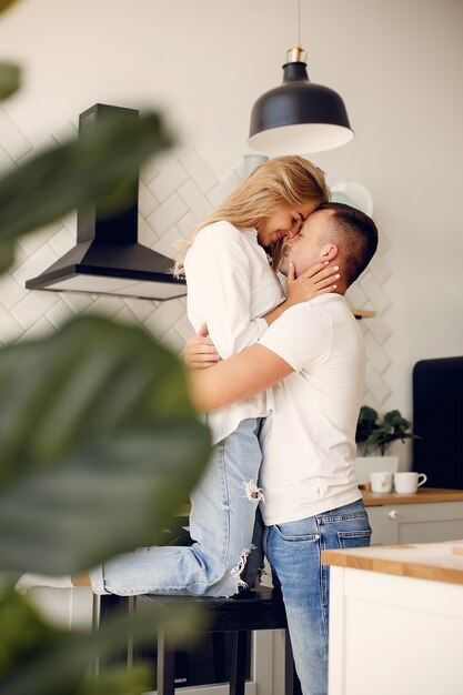 Hermosa pareja pasa tiempo en la cocina.