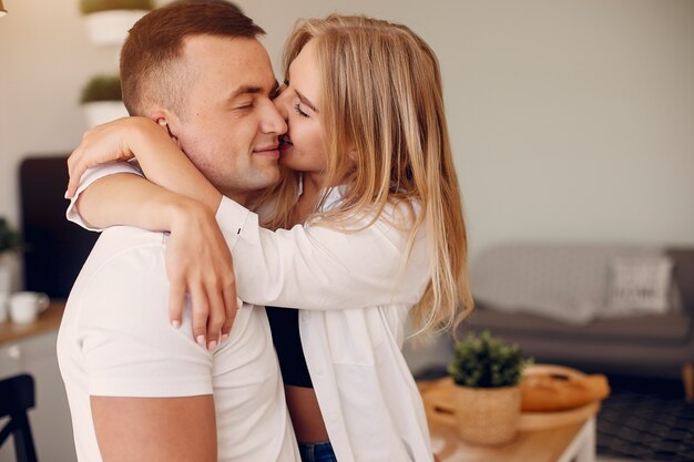 Hermosa pareja pasa tiempo en la cocina.