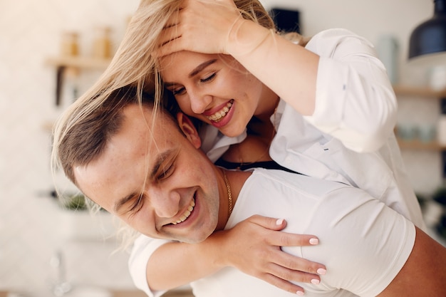 Hermosa pareja pasa tiempo en la cocina.