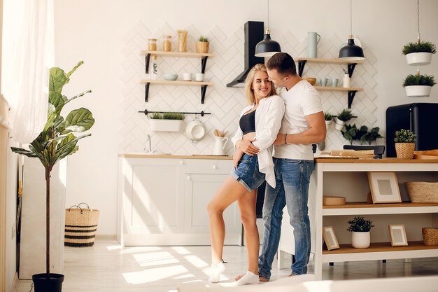 Hermosa pareja pasa tiempo en la cocina.