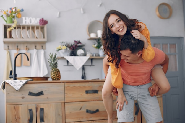 Foto gratuita hermosa pareja pasa tiempo en la cocina