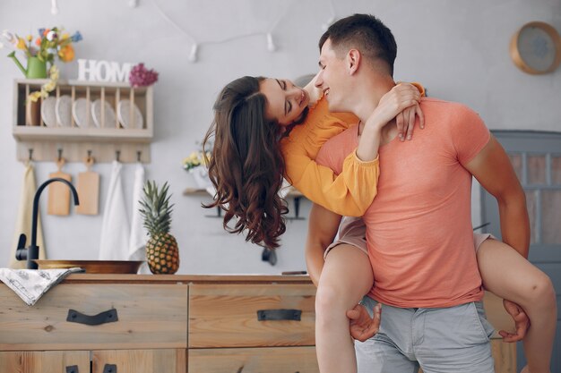 Hermosa pareja pasa tiempo en la cocina