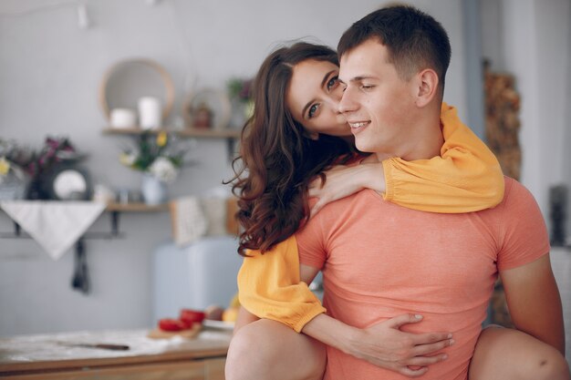 Hermosa pareja pasa tiempo en la cocina