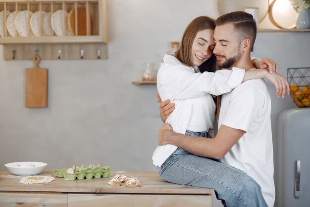 Hermosa pareja pasa tiempo en la cocina