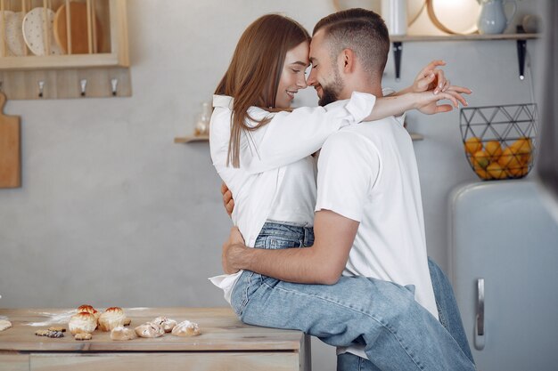 Hermosa pareja pasa tiempo en la cocina