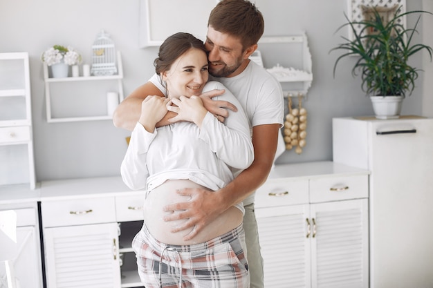 Hermosa pareja pasa tiempo en la cocina