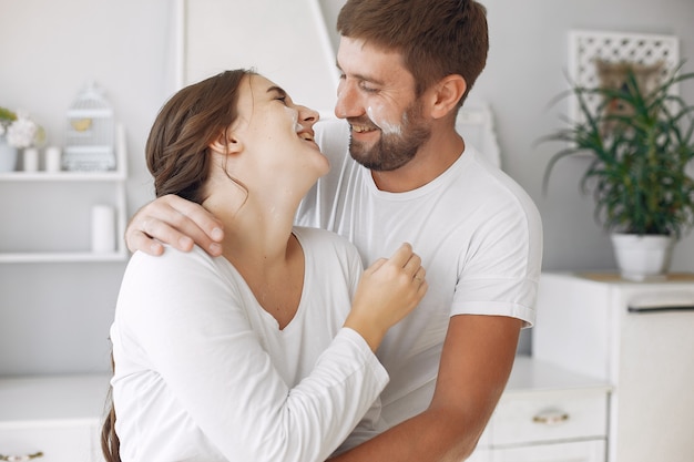 Hermosa pareja pasa tiempo en la cocina