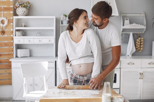 Hermosa pareja pasa tiempo en la cocina