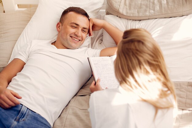 Hermosa pareja pasa tiempo en el dormitorio.