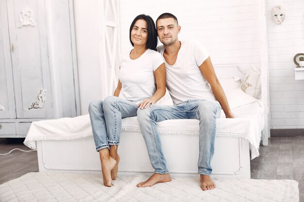 Hermosa pareja pasa tiempo en una habitación