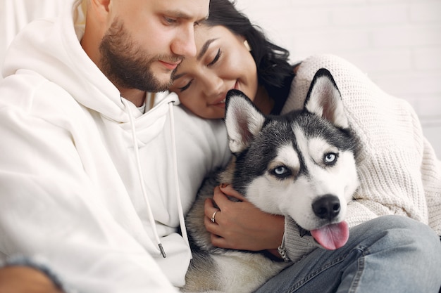 Hermosa pareja pasa tiempo en una habitación