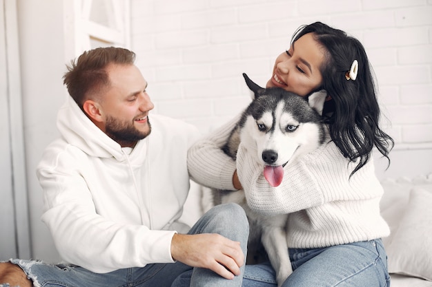 Hermosa pareja pasa tiempo en una habitación