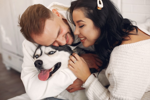 Hermosa pareja pasa tiempo en una habitación