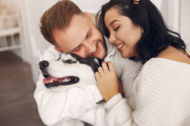 Hermosa pareja pasa tiempo en una habitación