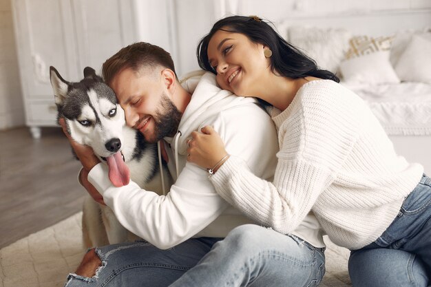 Hermosa pareja pasa tiempo en una habitación