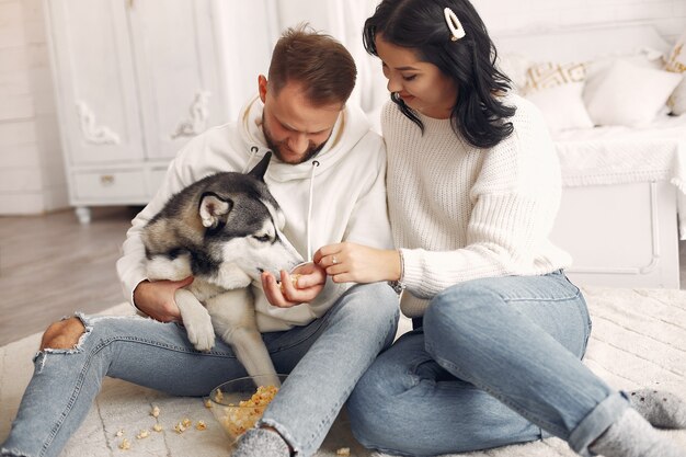 Hermosa pareja pasa tiempo en una habitación