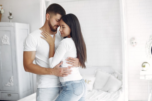 Hermosa pareja pasa tiempo en una habitación