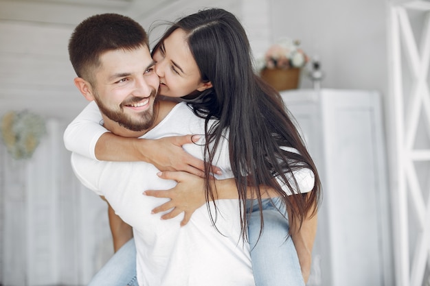 Hermosa pareja pasa tiempo en una habitación