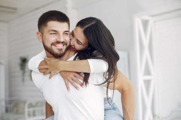 Hermosa pareja pasa tiempo en una habitación