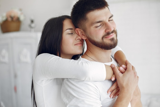 Hermosa pareja pasa tiempo en una habitación