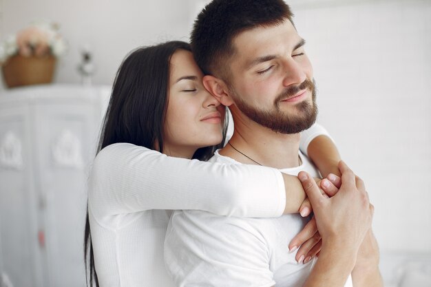 Hermosa pareja pasa tiempo en una habitación