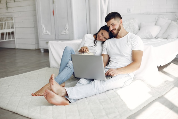 Hermosa pareja pasa tiempo en una habitación