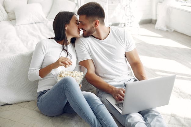 Hermosa pareja pasa tiempo en una habitación