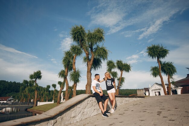 Hermosa pareja pasa tiempo en un jardín de verano