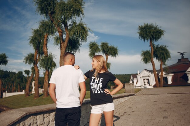 Hermosa pareja pasa tiempo en un jardín de verano