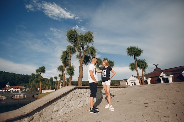 Hermosa pareja pasa tiempo en un jardín de verano