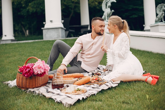 Hermosa pareja pasa tiempo en un jardín de verano