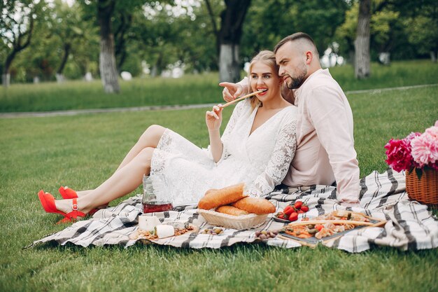 Hermosa pareja pasa tiempo en un jardín de verano